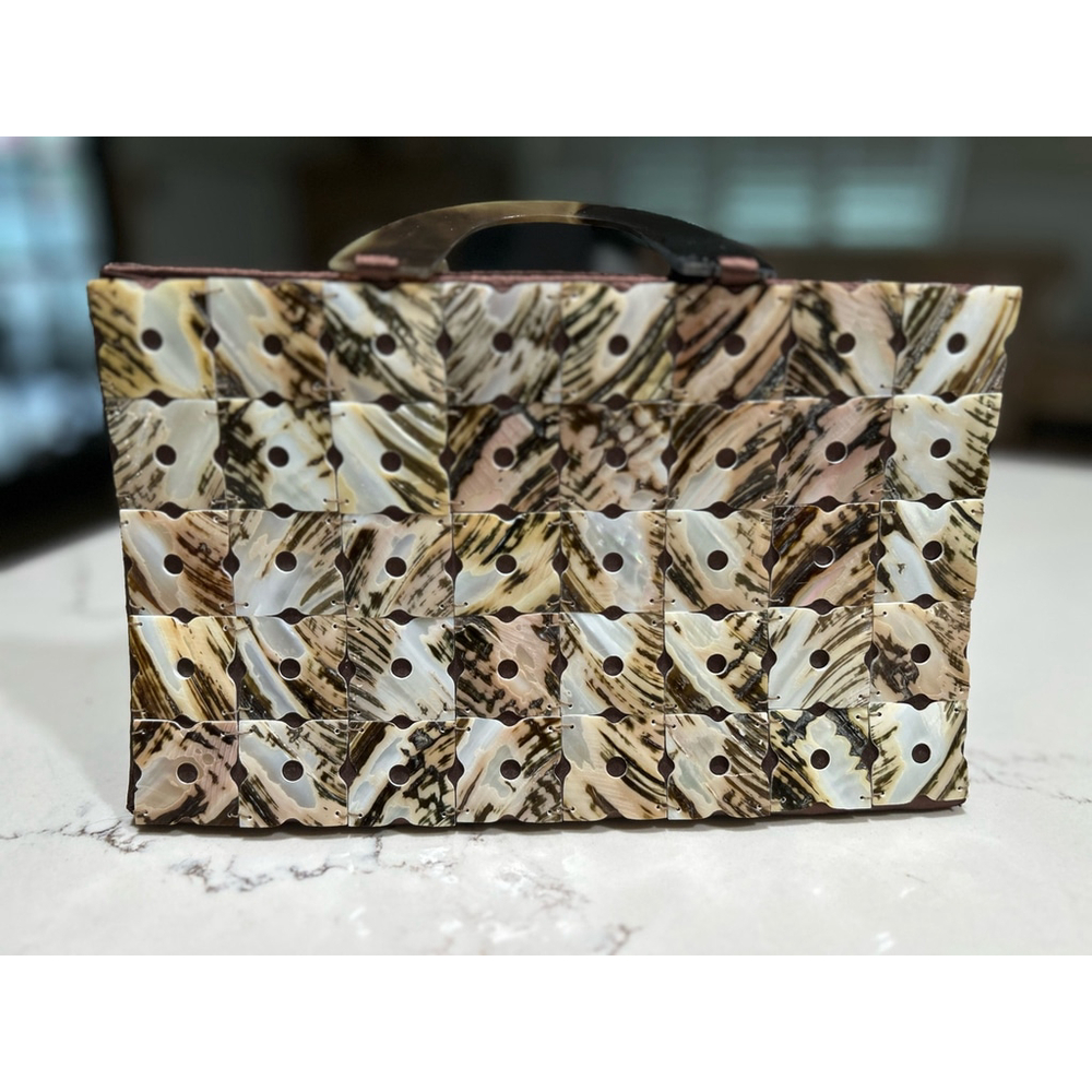 NEW Summer Beachy Shell Mother of Pearl Lined Clutch 10”x6” - Picture 2 of 7
